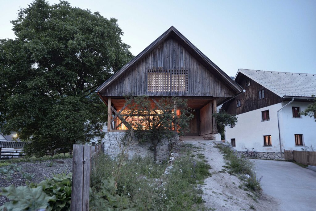 OFIS: Stanovanje v alpskem skednju