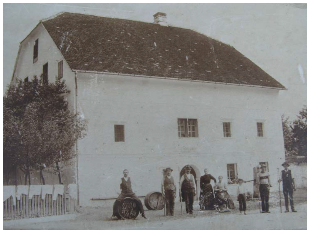 Pod drobnogledom: Tavčarjev dvor
