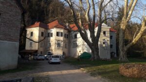 Delavnica naravne gradnje na posestvu Podgrad